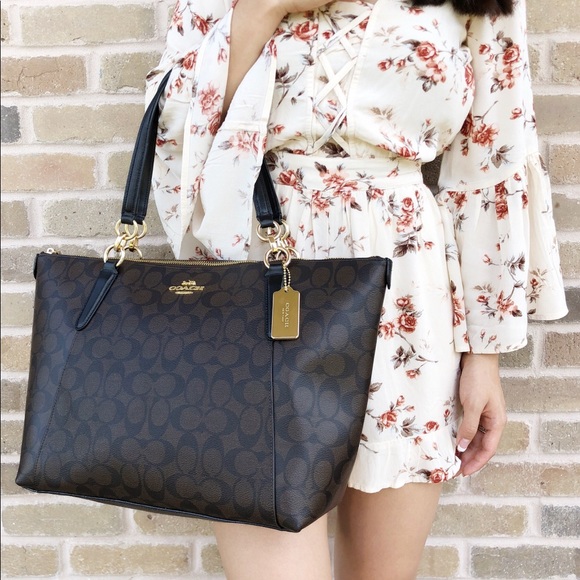 🌺🌺🌺- NWT Coach Large Tote - Picture 4 of 8